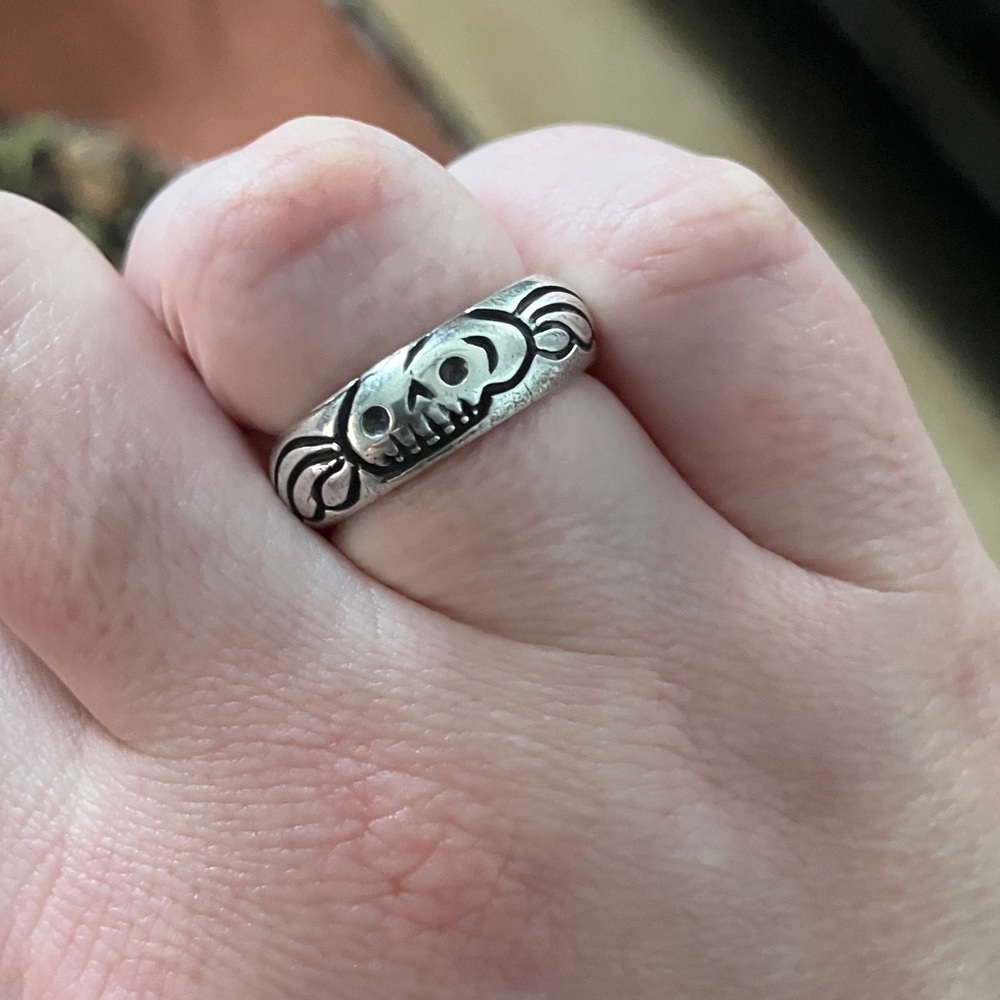 *CONSIGNED* Sue Gray deaths head sterling silver thick ring size 7